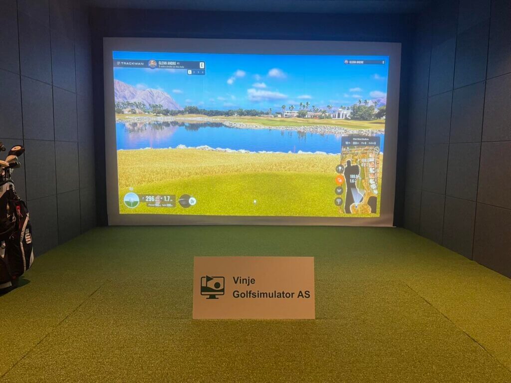 Golftrening med simulator hos Vinje Golfsimulator AS, realistisk landskap på stor skjerm, innendørs.