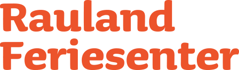 Logoen til Rauland Feriesenter i oransje tekst, ideell for ferieopplevelser og fritidsaktiviteter i Norge.