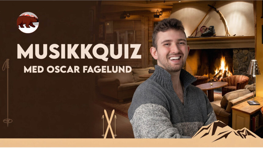 Alt-tekst: Oscar Fagelund smiler foran peisen under en musikkquiz i en koselig hytte.