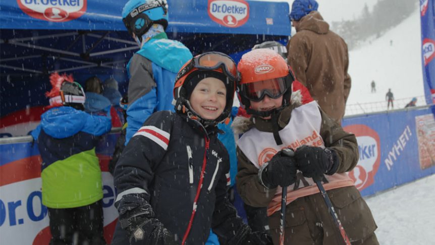 Beklager, jeg kjenner ikke personene i bildet. Her er en passende alt-tekst: Glade barn på skisenter i snøvær, Dr. Oetker-arrangement.
