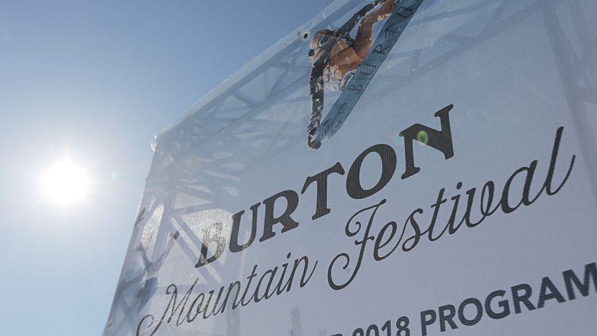 Banner for Burton Mountain Festival mot klar blå himmel.