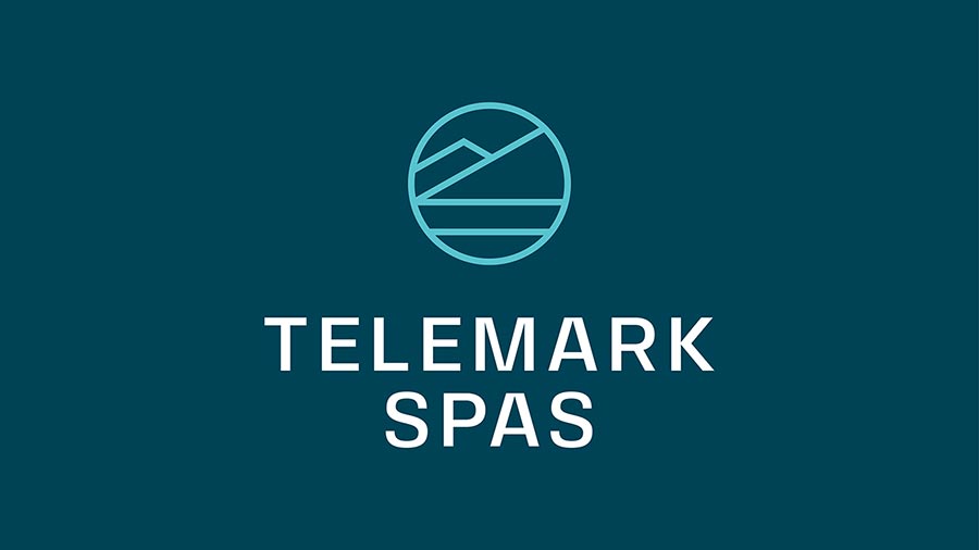 Logo for Telemark Spas på blå bakgrunn med et stilisert fjelldesign i sirkel over teksten Telemark Spas.