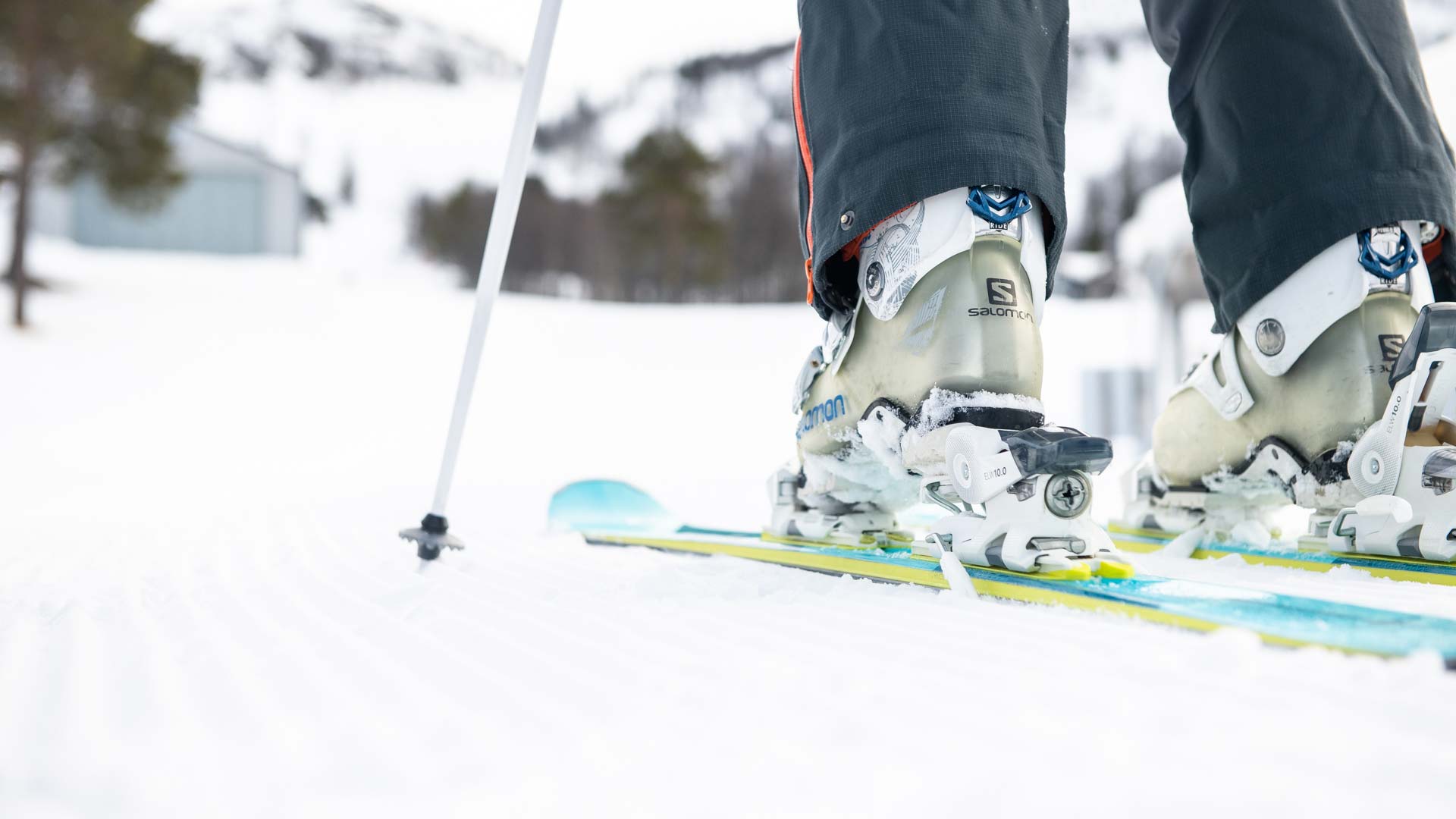 Skistøvler på ski i snødekte fjell, klar for en dag i bakken. Perfekte vinterforhold for alpint.