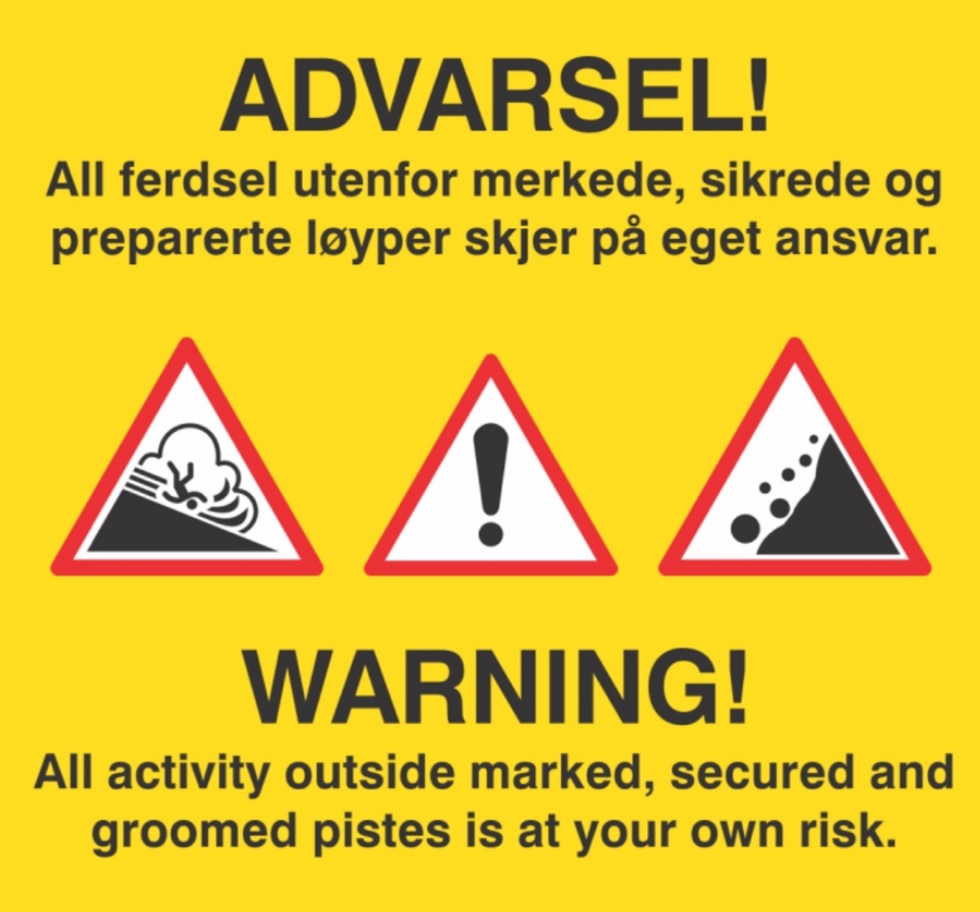 Advarselsskilt: Fare for snøskred og ras utenfor merkede løyper. Ferdsel skjer på eget ansvar.