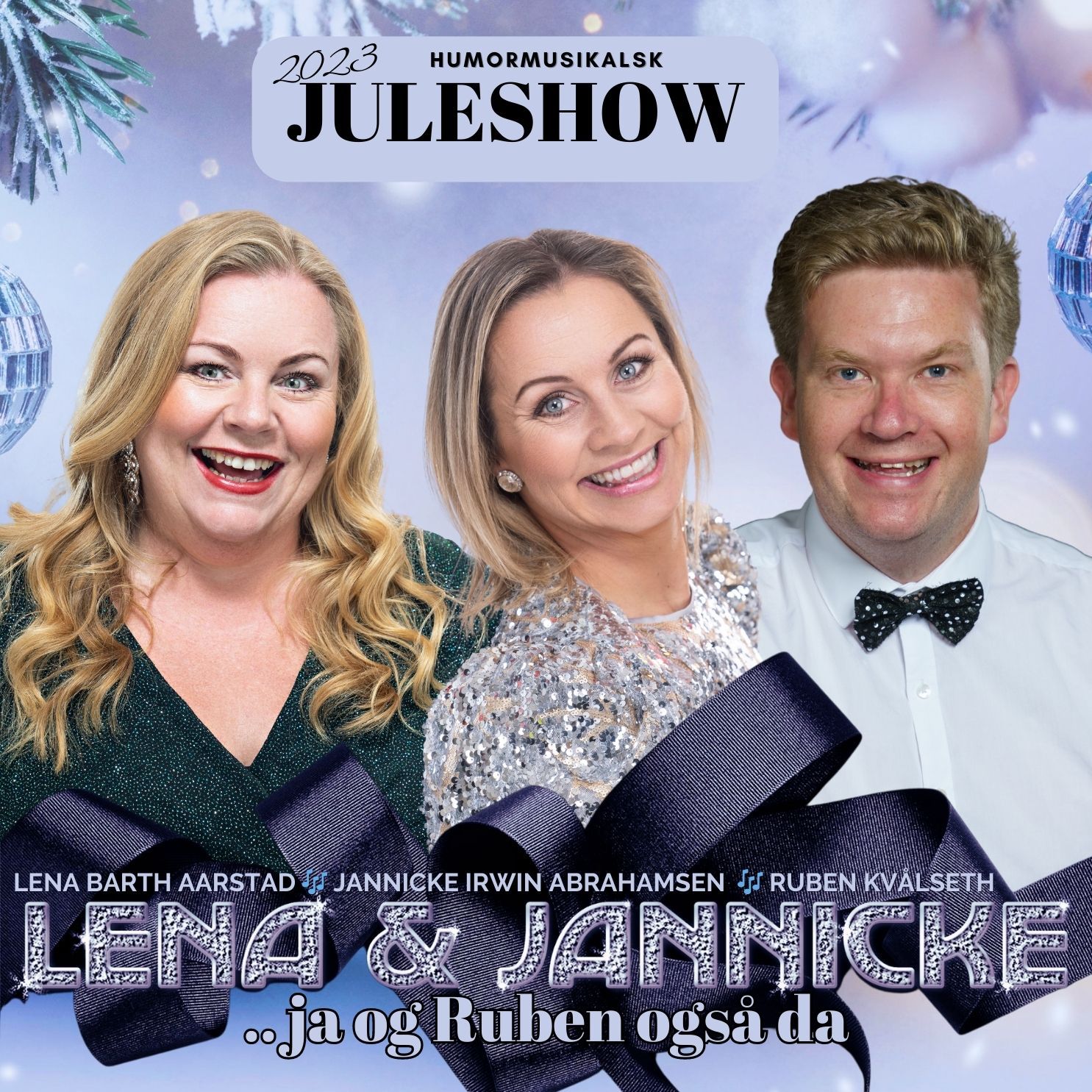 Tre personer smilende foran plakat for 2023 humormusikalsk juleshow med snødekorasjoner.