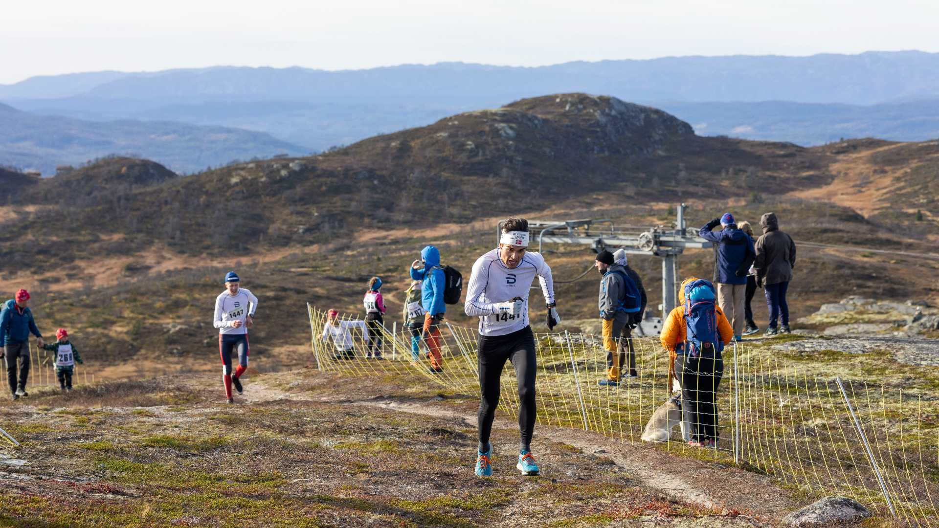 Konkurranse på fjellet: Løperne deltar i et løp med naturskjønne norske fjell som bakgrunn.