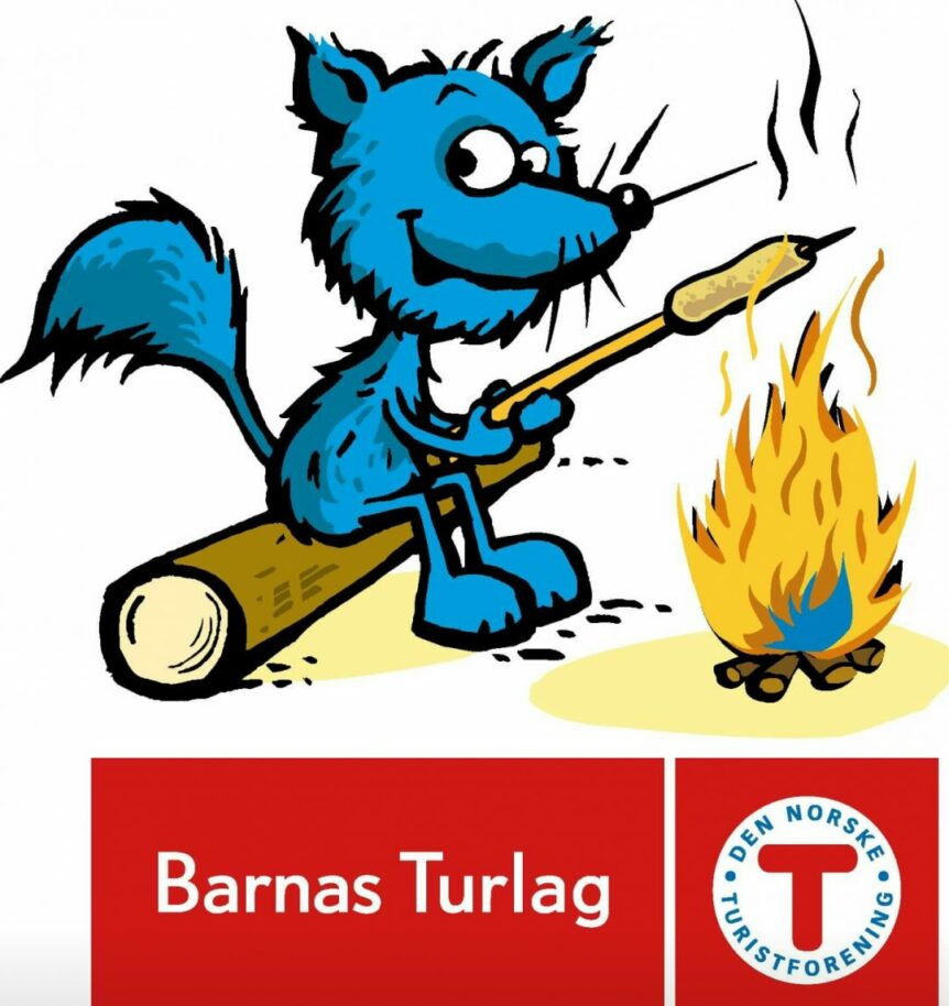 Blå rev griller pinnebrød ved bål, logo for Barnas Turlag og Den Norske Turistforening.