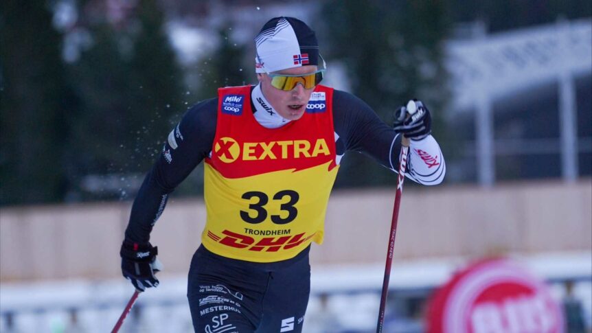 Langrennsløper i konkurranse med startnummer 33 under renn i Trondheim, iført rød og gul vest.