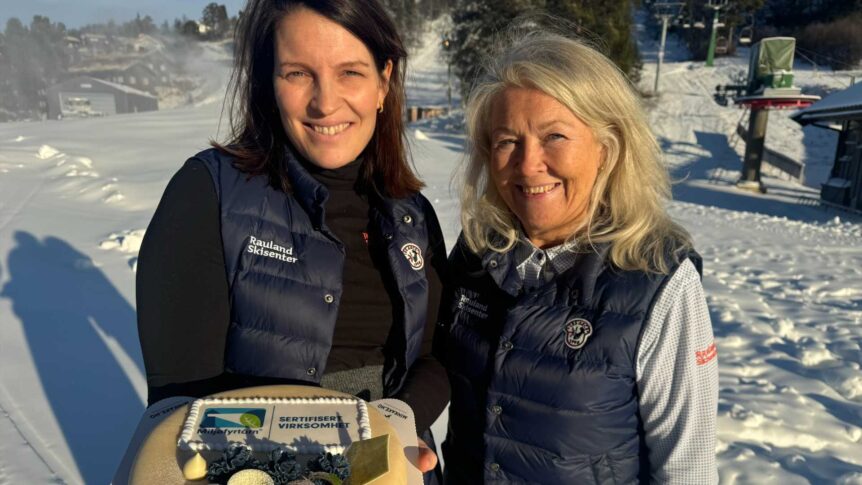 To kvinner med sertifikat ved snødekt Rauland Skisenter.