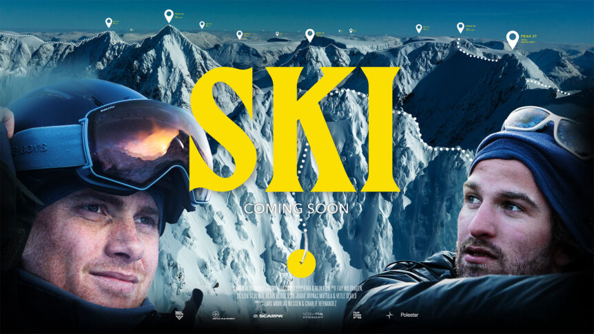 Plakat for filmen SKI: Coming Soon med fjell i bakgrunnen og to menn med skiutstyr i forgrunnen.