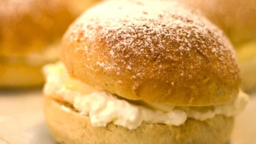 Lukseriøs fastelavnsbolle med krem og melisdryss, perfekt for en søt pause eller feiring.