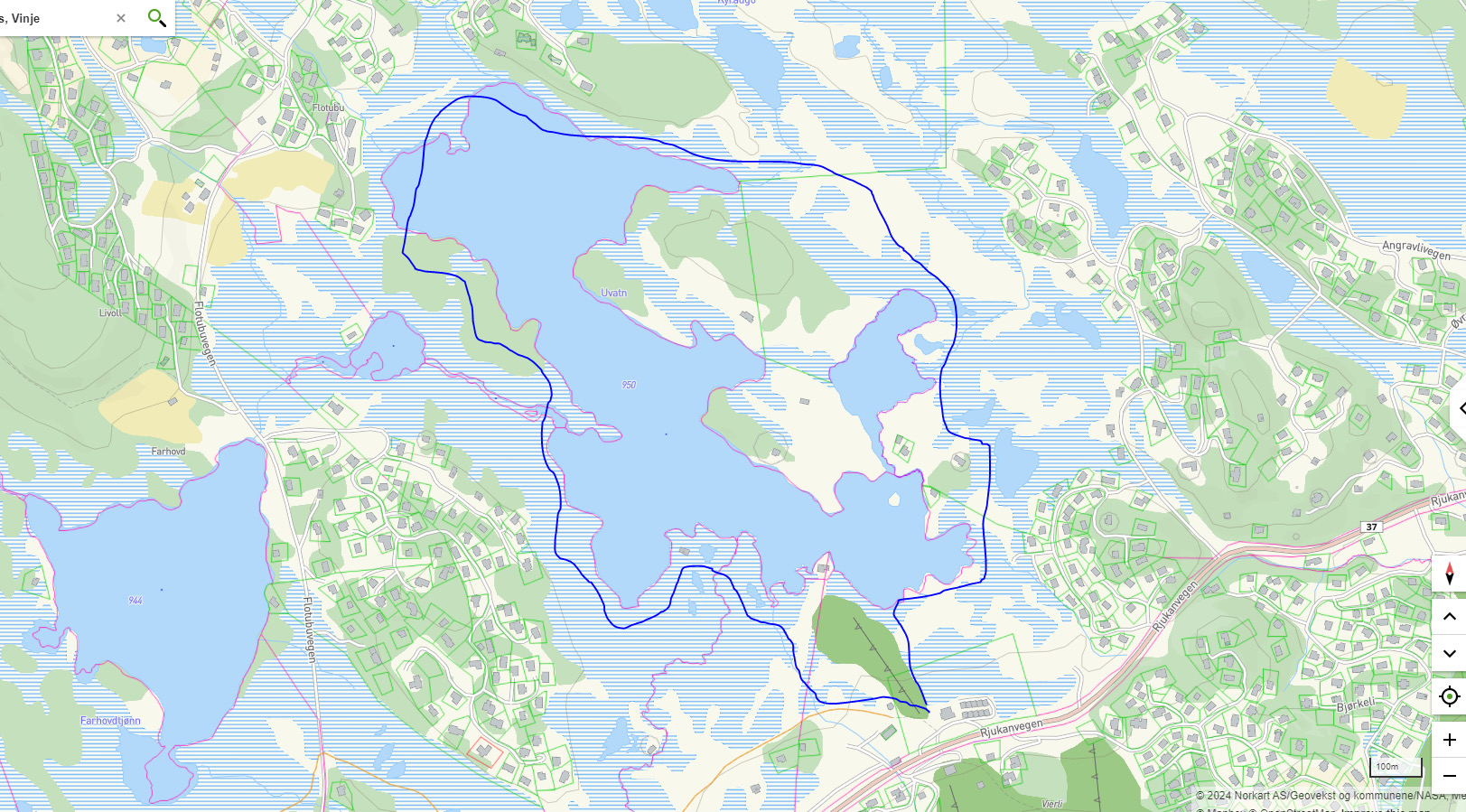 Kart over et område i Vinje, med innsjøer, veier og hus markert i ulike farger.
