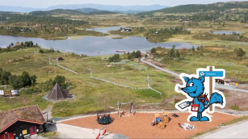 Landskap med innsjø og lekeplass i forgrunnen, illustrasjon av blå figur ved Turbopost-skilt.