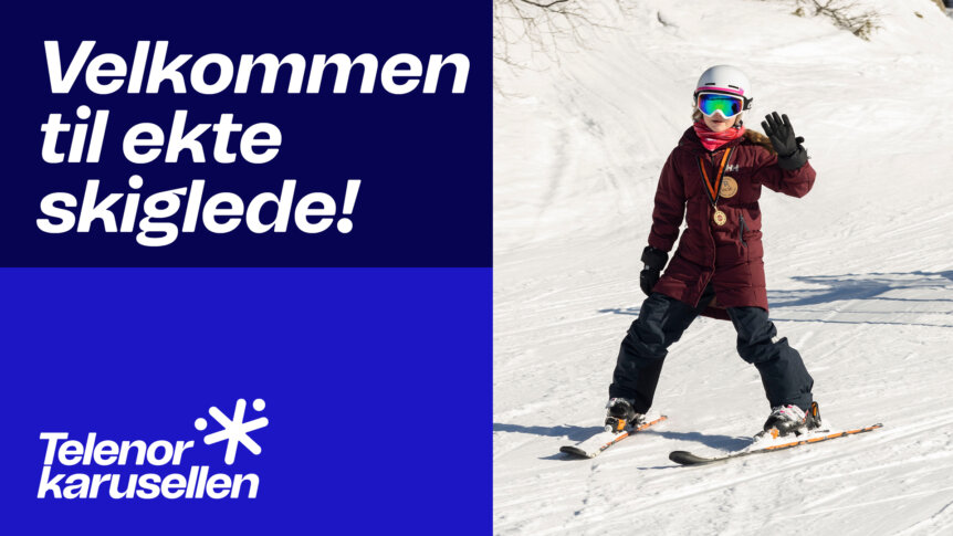 Barn nyter skiglede på Telenor Karusellen, iført hjelm og medalje, med teksten Velkommen til ekte skiglede!.
