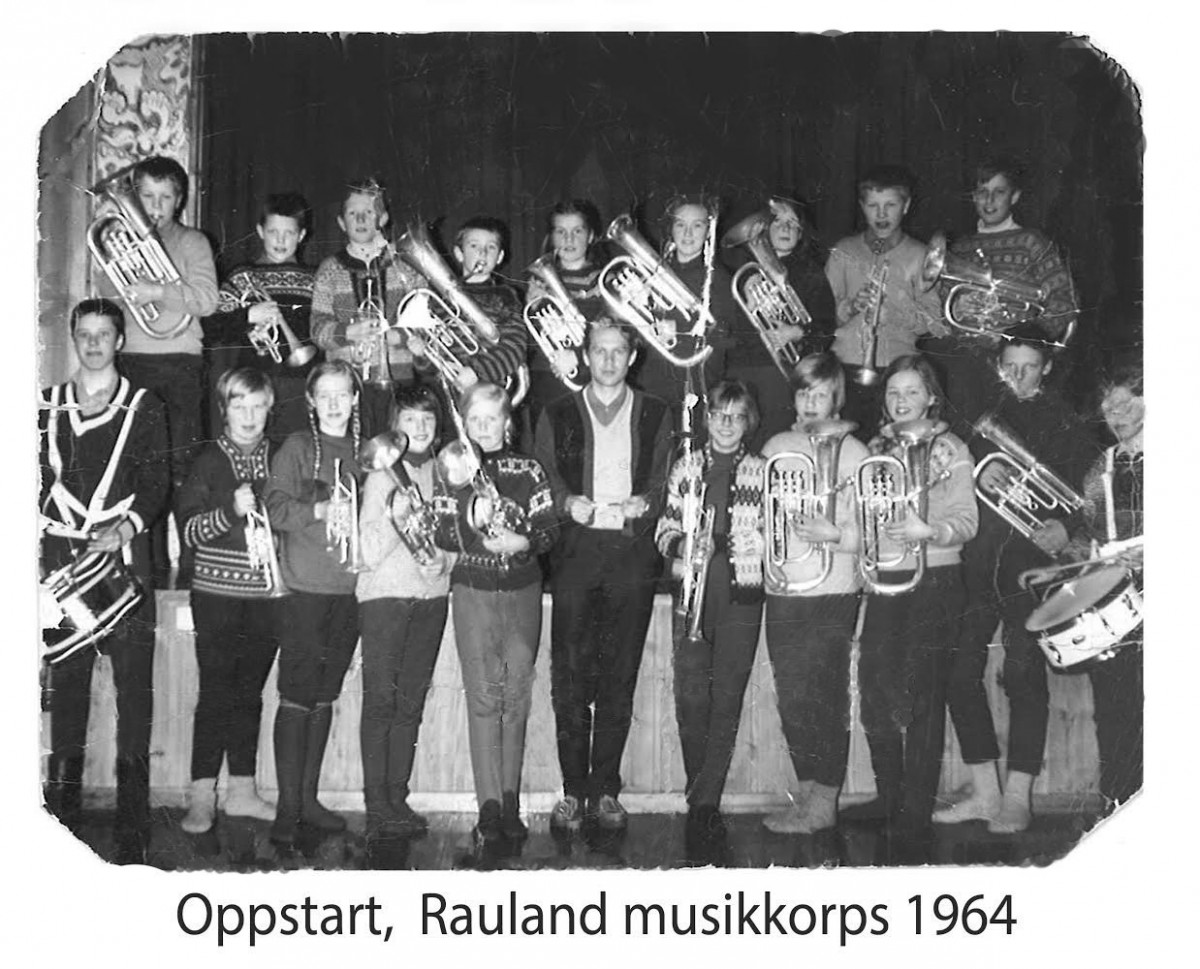 Gruppebilde av Rauland musikkorps fra oppstart i 1964, med ungdommer som holder instrumenter.