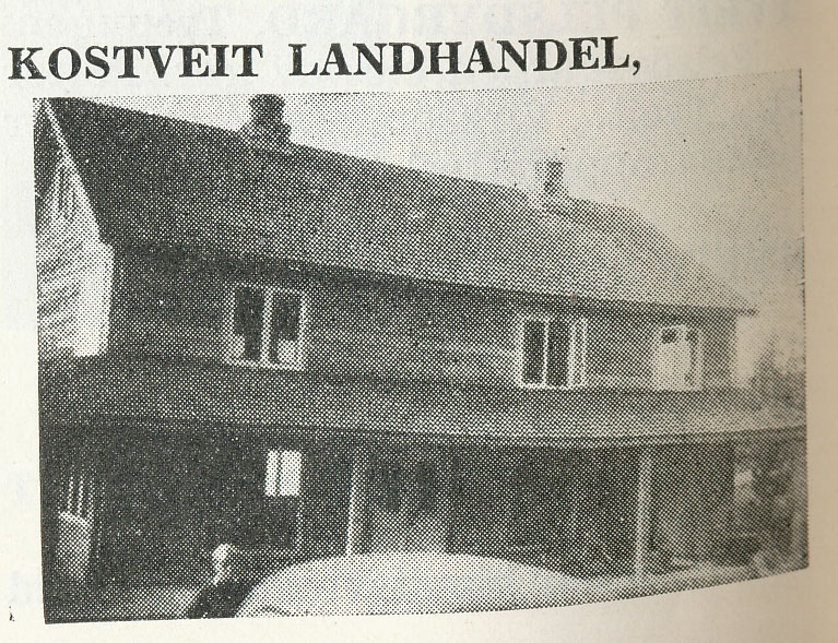Svart-hvitt bilde av Kostveit Landhandel-bygning med to etasjer og veranda.