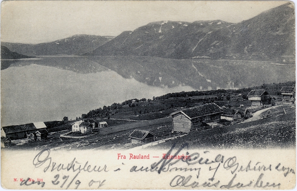 Historisk landskap i Rauland med fjord og fjell, Telemark, Norge. Gamle gårder langs vannet.