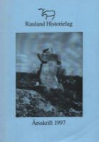 Forside av Rauland Historielag Årsskrift 1997 med et bilde av et historisk monument eller steinformasjon.