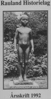 Statue av en barnefigur fra forsiden av Rauland Historielags årsskrift 1992, omgitt av natur.