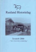 Bokomslag: Rauland Historielag Årsskrift 2000, svart-hvitt bilde av tradisjonelle bygninger, lyseblå bakgrunn.