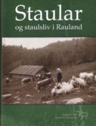Bokomslag for Staular og staulsliv i Rauland med bilde av saueflokk og gjeter foran tradisjonell gårdsbygning.