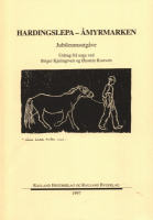 Omslagsdesign for Harding-slepa, hest ført av menneske. Av Bjarne Kjelsrud og Ola Morset, jubileumsutgave 1997.