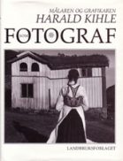 Bokomslag: Maleren og Grafkaren Harald Kihle Fotograf viser en kvinne foran et gammelt hus. Utgitt av Landbruksforlaget.