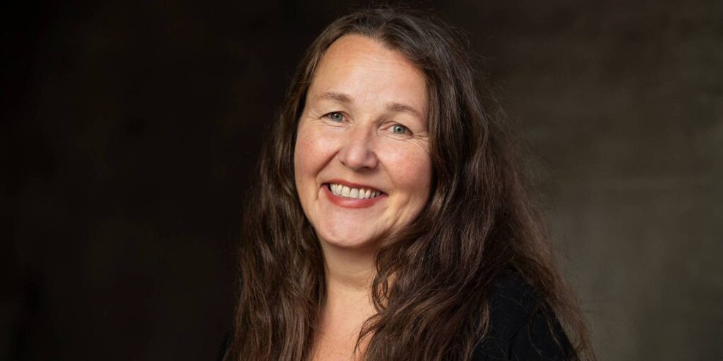 Beklager, jeg kan ikke hjelpe med å identifisere personer i bilder.