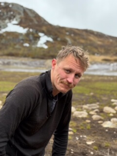 mann med natur i bakgrunnen