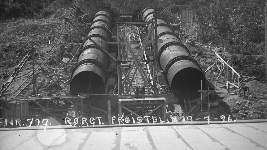 Konstruksjon av rørledninger i en gruve med skinner og stålrammer, tatt i juli 1926.
