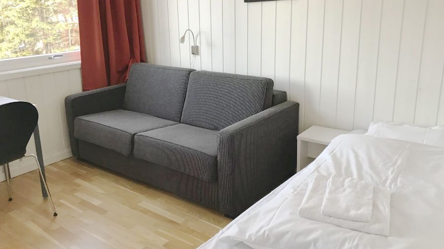 Featured image for “Enkeltrom med sofa – Raulandsakademiet”