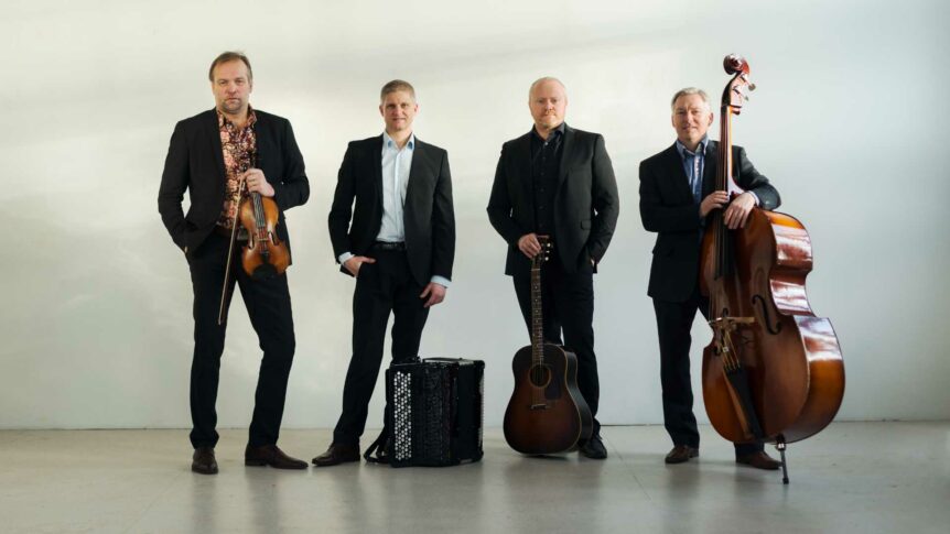 Fire menn i dress med instrumenter: fiolin, trekkspill, gitar og kontrabass.