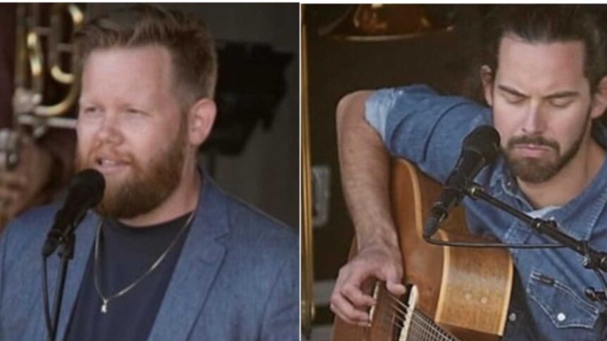 To menn synger og spiller gitar på scenen, ikledd blå jakke og denimskjorte. Musikeropptreden med mikrofoner.