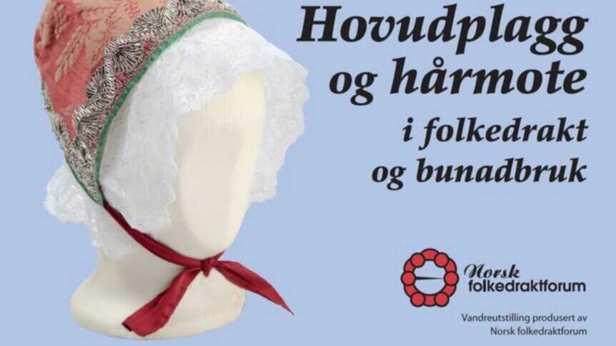 Hodeplagg med blonder og broderi fra en utstilling om folkedrakt og bunad av Norsk folkedraktforum.