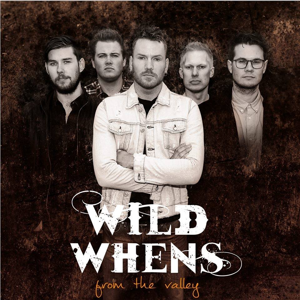 Fem menn poserer foran rustikk bakgrunn; tekst: Wild Whens from the valley.