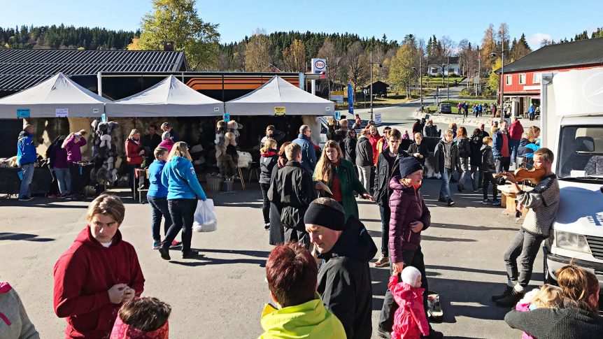 Høstfest og handlegate i Rauland sentrum (Foto: May Haugseter)