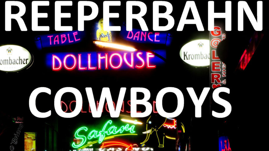 Neonskilt ved Reeperbahn i Hamburg: Dollhouse, Safari og Krombacher blant lys i nattemørket.