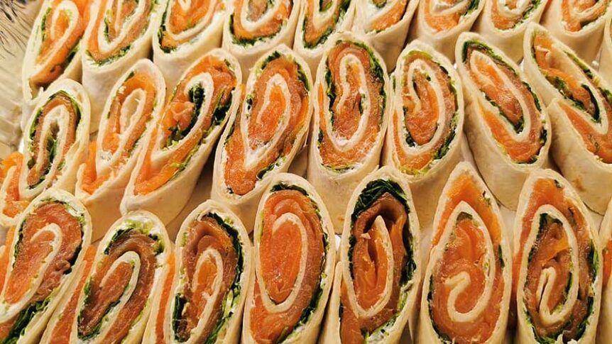 Laksewraps med kremost og spinat, perfekt til fingermat og småretter, rullet i tortillas.