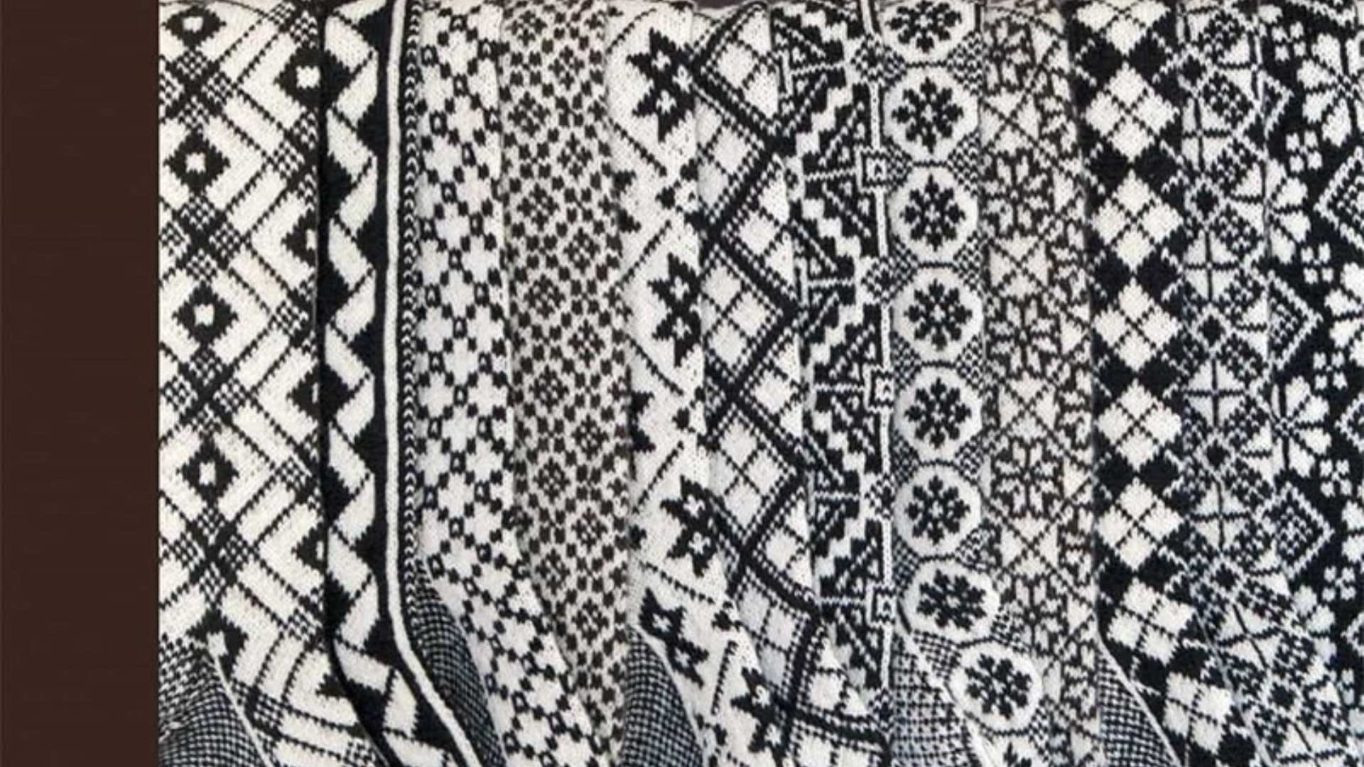 Svart-hvitt strikkemønster med tradisjonelle norske geometriske design, detaljert variasjon.