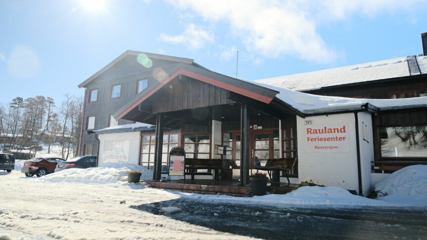 Inngang til Rauland Feriesenter med snødekt terreng og klar himmel.