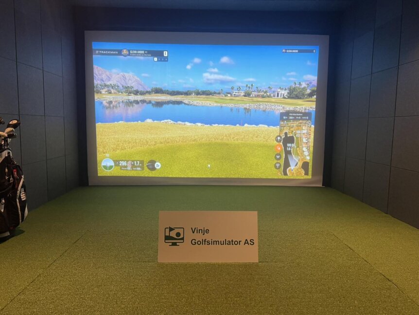 Golftrening med simulator hos Vinje Golfsimulator AS, realistisk landskap på stor skjerm, innendørs.