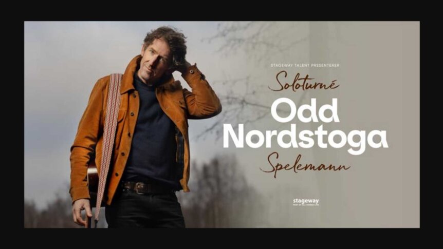 Musiker ved Odd Nordstoga soloturné, Spelmann, med gitar og brun jakke, presentert av Stageway Talent.