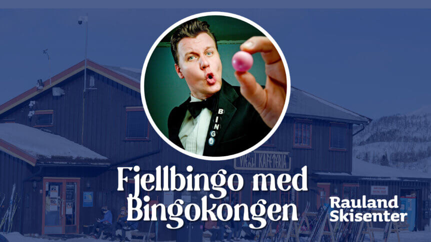 Mann kledd ut som bingokonge utenfor hytte, Fjellbingo med Bingokongen ved Rauland Skisenter.