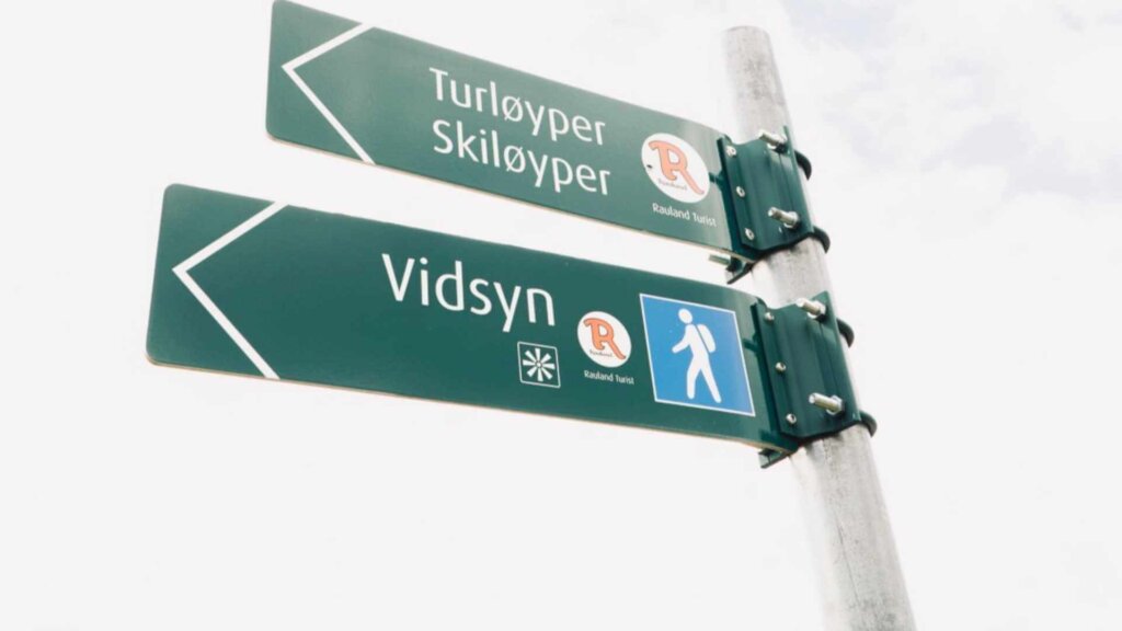 Skilt som viser retning til tur- og skiløyper i Rauland, med informasjon om Vid syn.