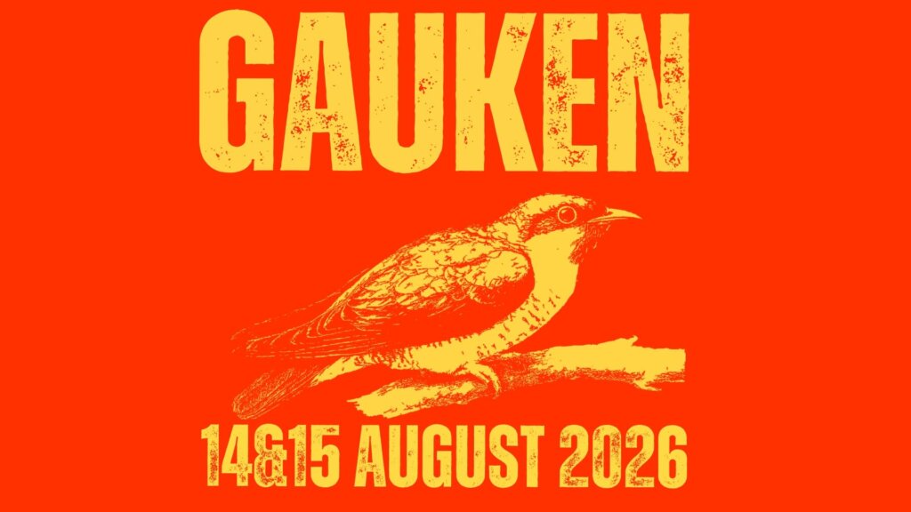 Alt-tekst: Plakat for Gauken festivalen 14. og 15. august 2026 med illustrasjon av en fugl på rød bakgrunn.