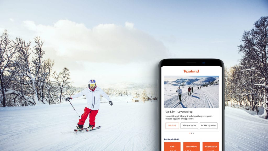Skiløper i røde bukser i Rauland, Norge. Snødekte trær og mobil med skiinformasjon i forgrunnen.